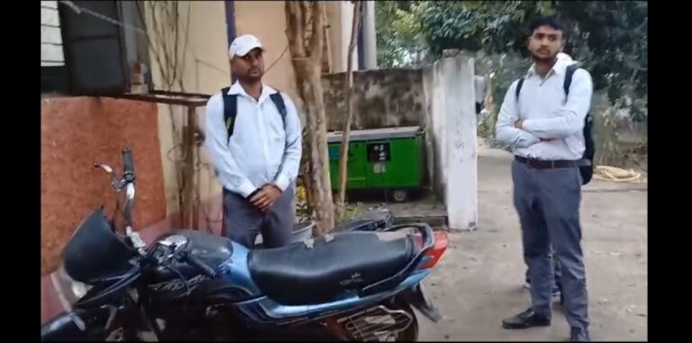 परीक्षा देकर लौट रहे छात्रों पर लगा 16 हजार का जुर्माना.
