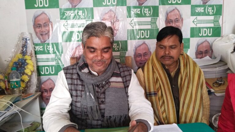 जदयू जिला अध्यक्ष ने अपने ही उप-विकास आयुक्त पर लगाए गंभीर आरोप. कहां, सरकारी कर्मचारी और जनप्रतिनिधियों से वसूल रहे हैं 5 से ₹25 हजार की राशि