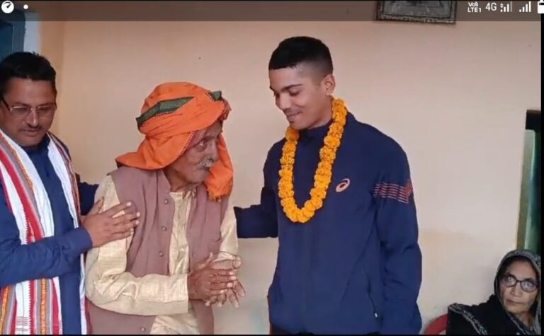 जिले का लाल सिपाही से बना लेफ्टिनेंट, तो ग्रामीणों ने मनाया जश्न, पूरे गांव में बाटी मिठाइयां