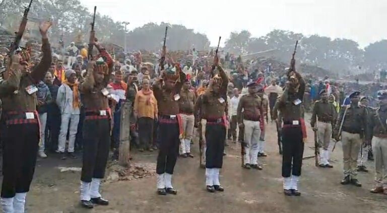 भारत-पाक की सीमा पर तैनात जवान की ब्रेन हेमरेज से हुई मौत. सैनिक सम्मान के साथ बक्सर मुक्ति धाम में दी गई अंतिम विदाई.