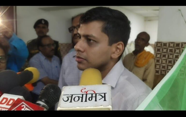 सहकारिता विभाग के अधिकारियों को जिलाधिकारी ने जमकर लगाई फटकार