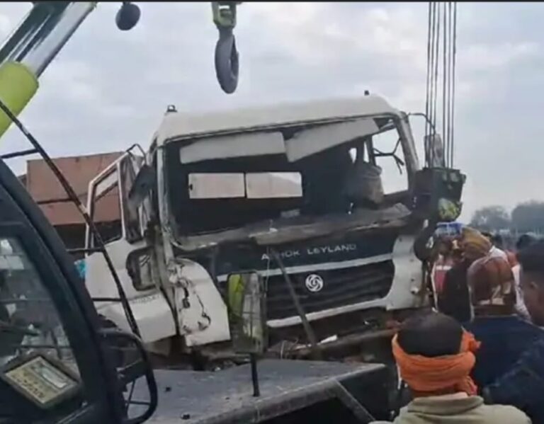 दो ट्रको के बीच हुआ भीषण टक्कर, महाजाम से कराह रहा बक्सर