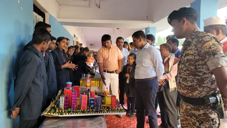 साइंस सह सोशल साइंस  एक्जीविशन में बाल वैज्ञानिकों ने डीएम के समक्ष दिखाई अपनी प्रतिभा