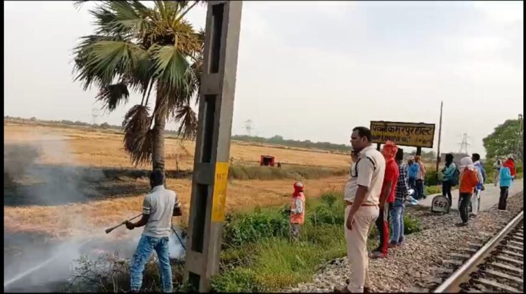 रेलवे ट्रैक पर लगी भीषण आग घण्टो खड़ी रही उपासना, पटना सिकन्दराबाद  एक्सप्रेस समेत कई ट्रेन रेल प्रशासन में मचा हड़कम्प