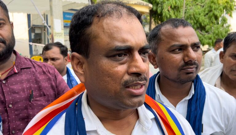 बसपा से अनिल कुमार ने बैलगाड़ी से सवारी कर भरा पर्चा