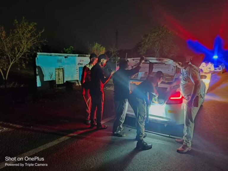 गजब! नगर में नही है पार्किंग स्थल उसके बाद भी वाहनों का पुलिस काट रही है चलान