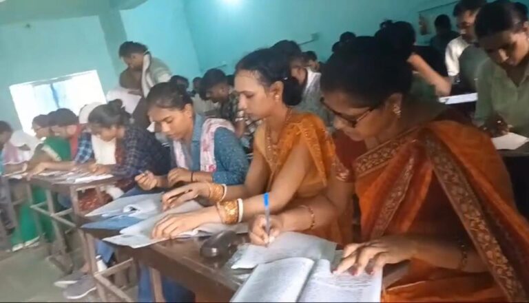 तीन हजार दीजिए और एमए और एमबीए की परीक्षा पास कीजिए