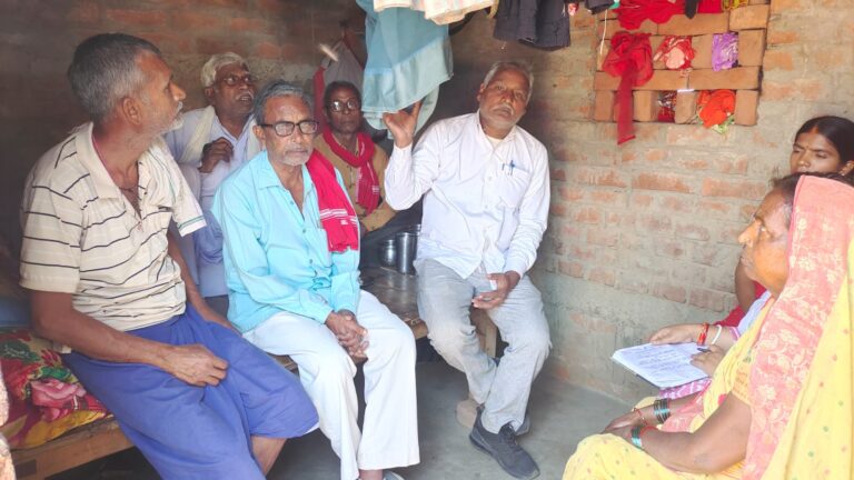 गैंगरेप पीड़िता के परिजनों से मिले भाकपा माले के नेता