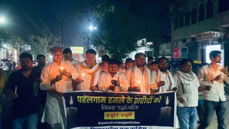 पहलगाम हमले के विरोध में कैंडल मार्च
