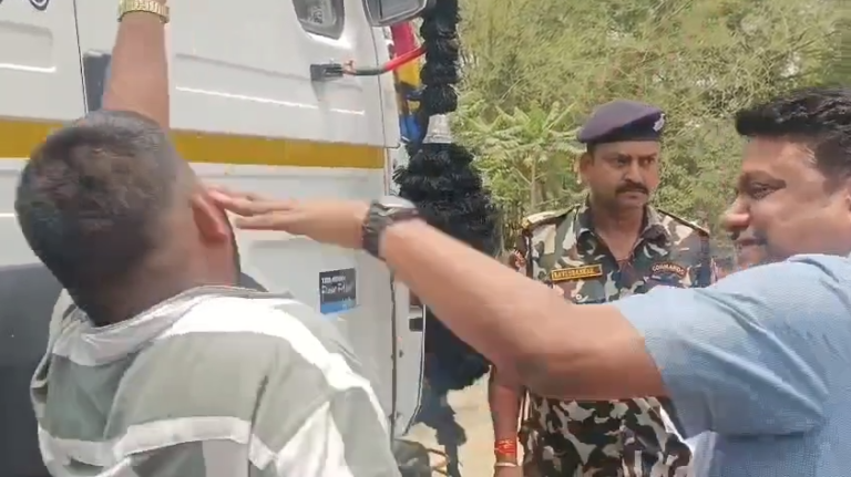 बक्सर में एसडीओ की दबंगई: ट्रक ड्राइवर को सरेआम थप्पड़ मारा, वीडियो वायरल