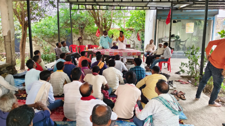 बिजली कर्मचारियों ने दी अनिश्चितकालीन हड़ताल की चेतावनी