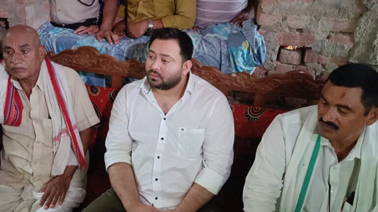 तेजस्वी यादव का बक्सर दौरा: शहीदों को श्रद्धांजलि, पीड़ितों के साथ संवेदना