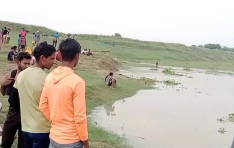 कर्मनाशा की उफनती धार में बहा युवक