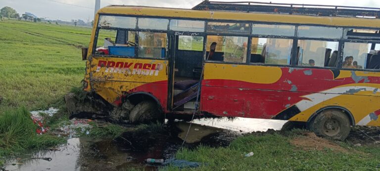 स्कूल बस हादसा: 20 छात्र घायल, अभिभावकों में आक्रोश