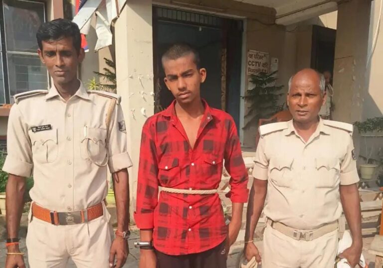 शराब तस्करी के फरार आरोपी को घर से दबोचा