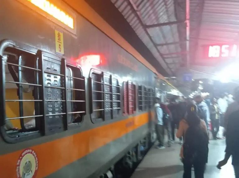 दानापुर-डीडीयू रेलखंड पर इंजन फेल, डेढ़ घंटे ठप रहा ट्रेन संचालन