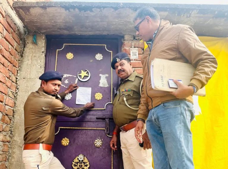 झारखंड पुलिस ने पशु तस्कर के घर पर चिपकाया नोटिस