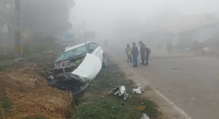 घने कोहरे में सड़क हादसा: नवविवाहित दंपति बाल-बाल बचे