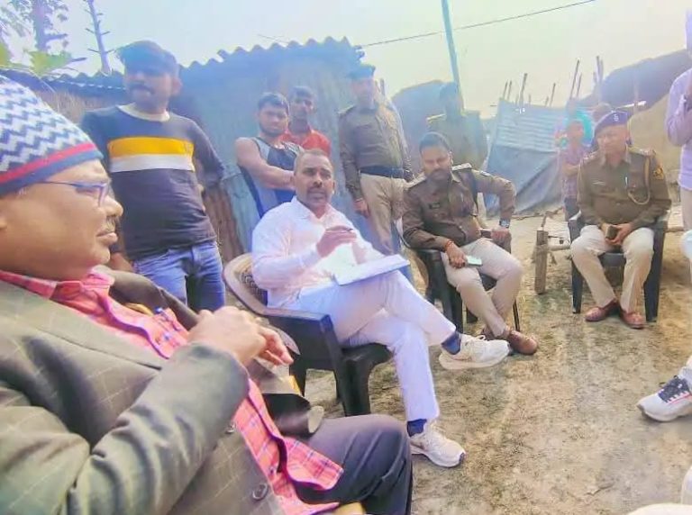 पिपराढ़ गोलीकांड: एसटी आयोग सदस्य ने परिवार से मुलाकात की