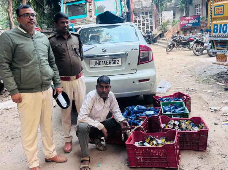 बक्सर में शराब तस्करी: लग्जरी कार से 810 बोतलें जब्त