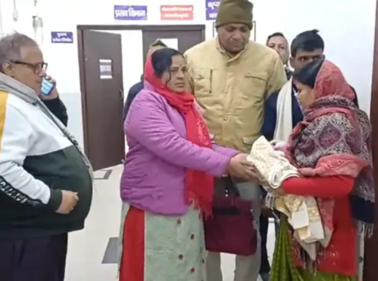 नवजात शिशु शौचालय के कमोड में लावारिस मिला