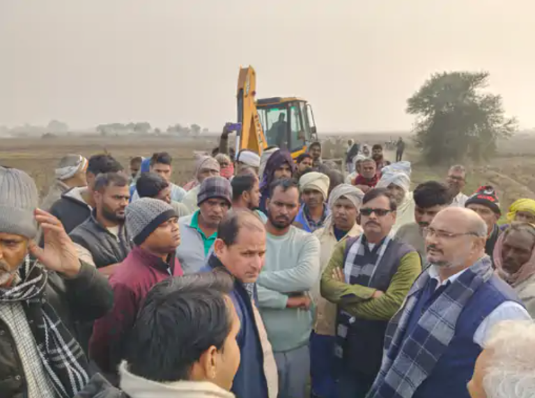 उचित मुआवजे के लिए किसानों ने उठाई आवाज, सड़क निर्माण ठप किया