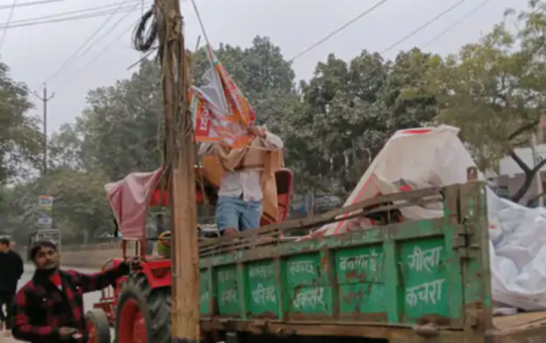 अवैध होर्डिंग्स और पोस्टर्स के खिलाफ जिला प्रशासन की सख्त कार्रवाई