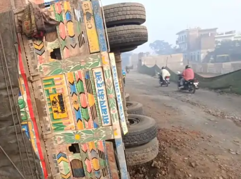 बक्सर-सासाराम मार्ग पर ट्रक पलटा, बड़ा हादसा टला