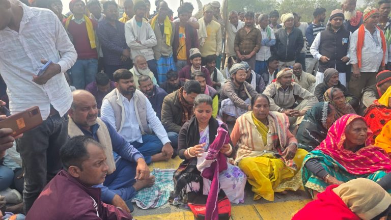 स्कूली छात्रा के साथ सामूहिक बलात्कार, ग्रामीणों ने जाम की सड़क