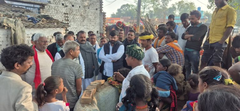 40 मुसहर परिवारों के घर उजाड़े गए, ठंड में खुले आसमान तले रहने को मजबूर