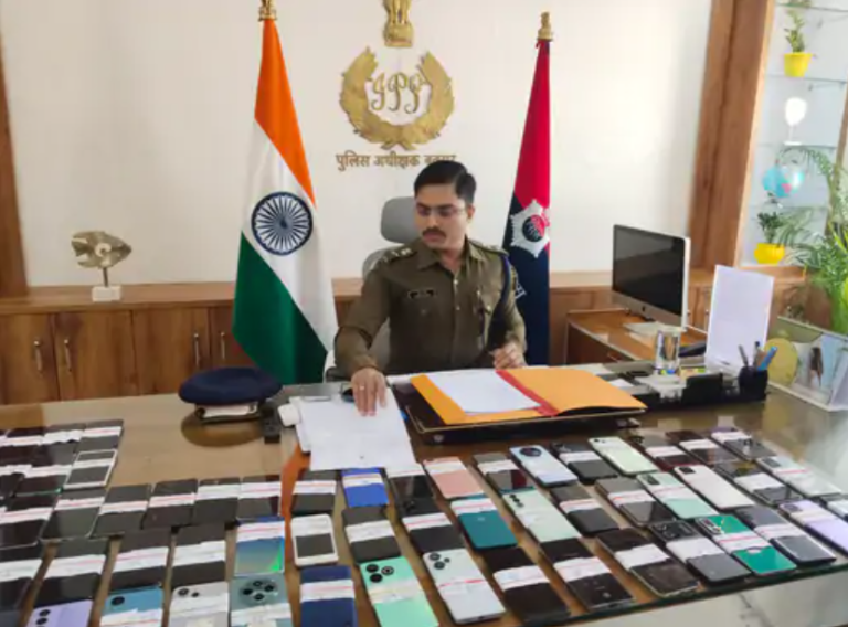 ऑपरेशन मुस्कान में 73 मोबाइल फोन बरामद; मालिकों को सुपुर्द