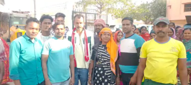 नगर परिषद में वार्ता के बाद काम पर लौटे सफाईकर्मी