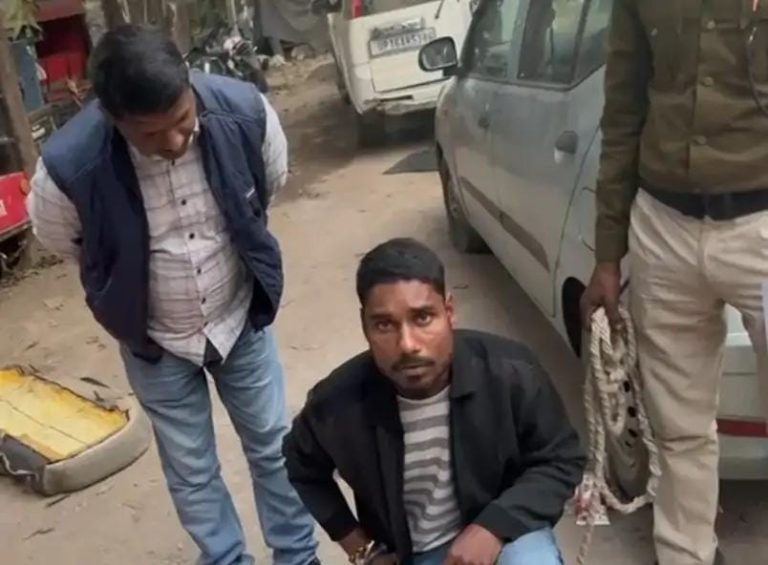 बड़ी शराब तस्करी का भंडाफोड़: कार से 650 बोतल अंग्रेजी शराब बरामद
