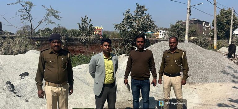 सड़क किनारे अवैध बालू-गिट्टी पर प्रशासन की सख्त कार्रवाई