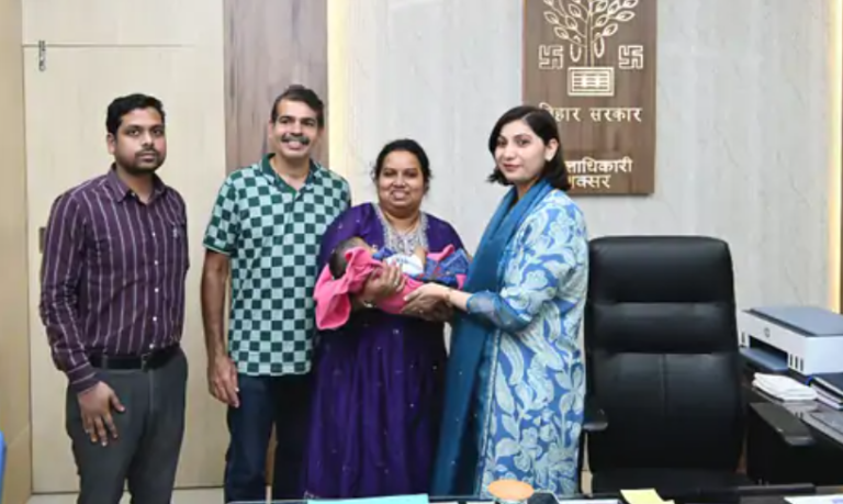 बच्ची को मिला नया परिवारः बेंगलुरु के दंपत्ति ने गोद लिया