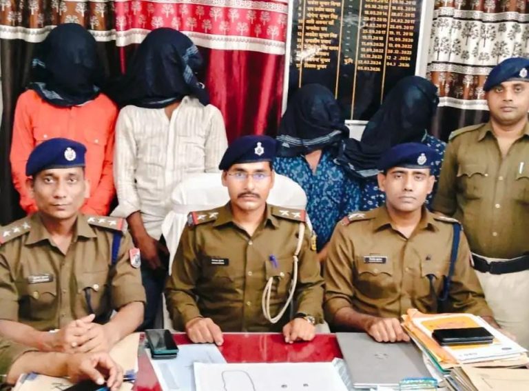 बक्सर रेलवे स्टेशन से दो शातिर चोर गिरफ्तार, सोने के आभूषण बरामद