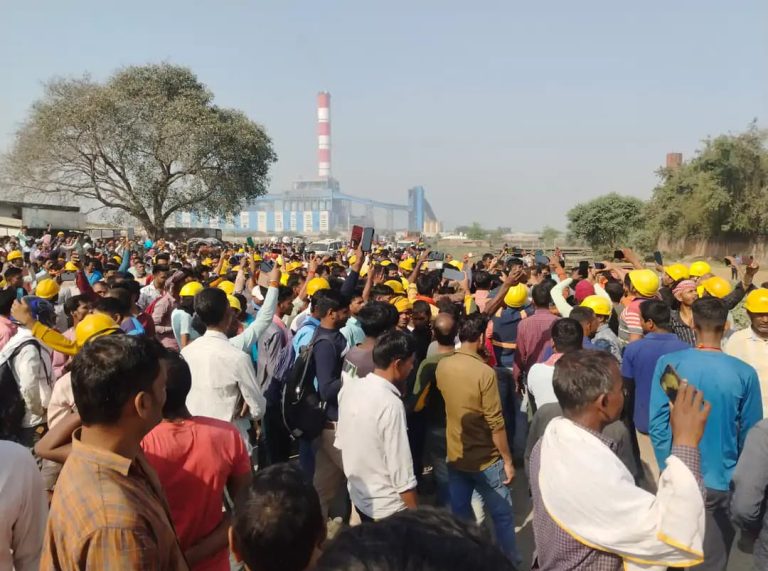 चौसा थर्मल पावर प्रोजेक्ट में हड़ताल: हजारों मजदूरों ने किया प्रदर्शन