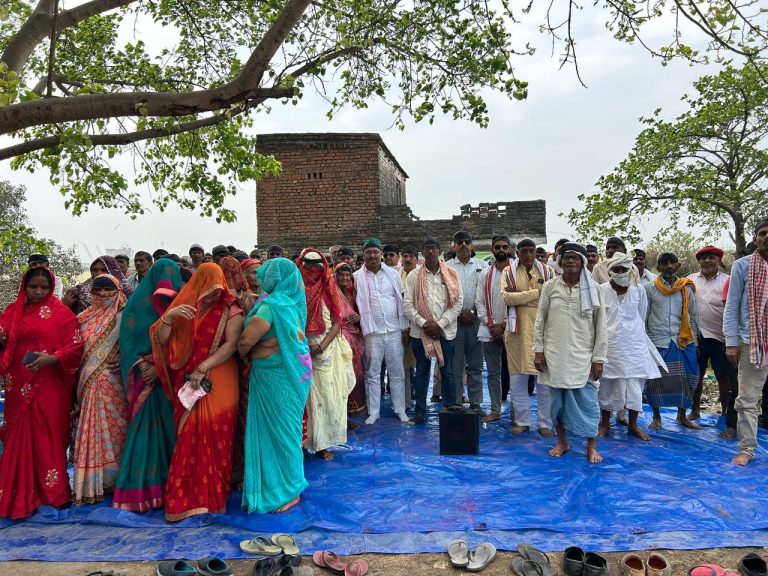 बनारपुर में किसानों ने मनाया ‘काला दिवस’