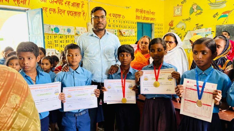 बक्सर के खरहना प्राथमिक विद्यालय में धूमधाम से हुआ प्रगति पत्र वितरण समारोह