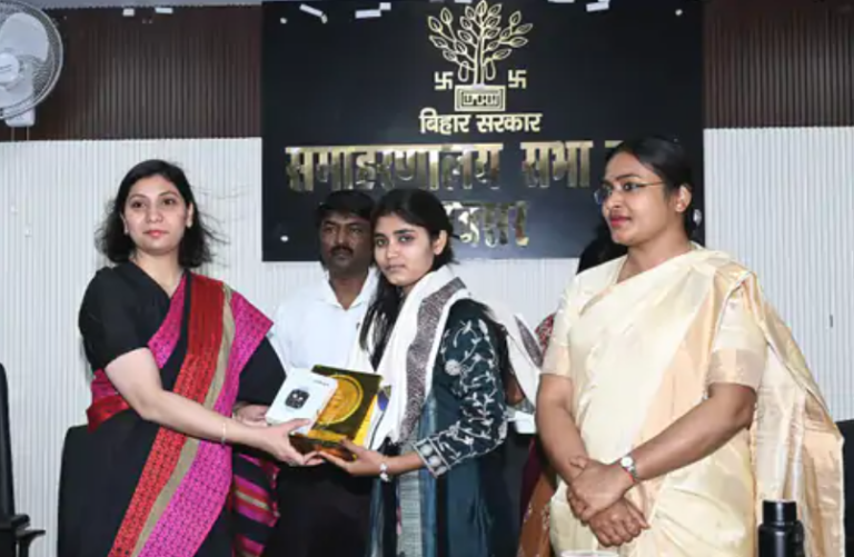 दसवीं टॉपर्स का जिला प्रशासन ने किया सम्मान