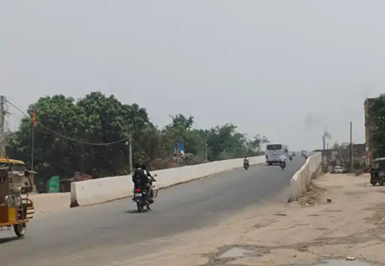 चौसा रेलवे ओवरब्रिज पर वाहनों की आवाजाही शुरू