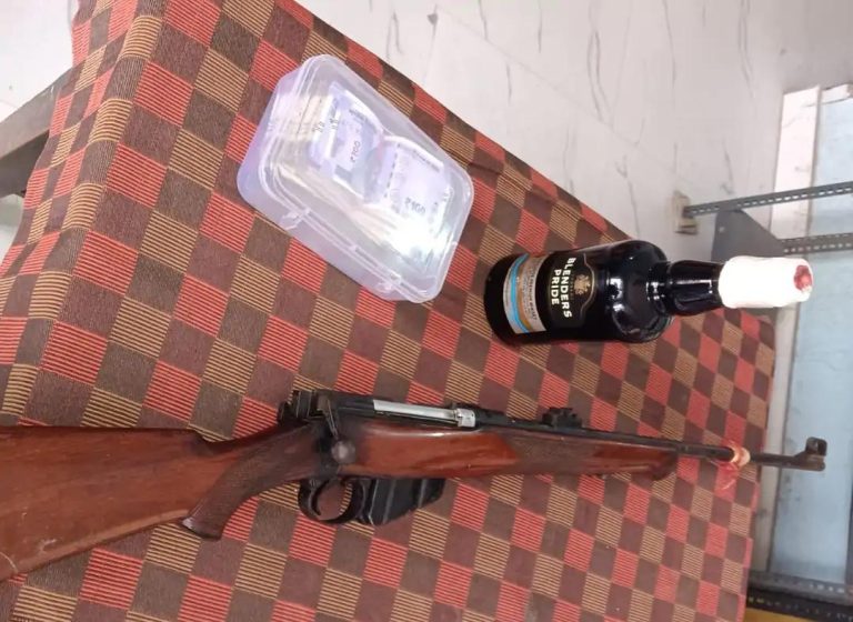 शराब पार्टी कर रहे थे बिजली विभाग के इंजीनियर, पुलिस ने धर लिया