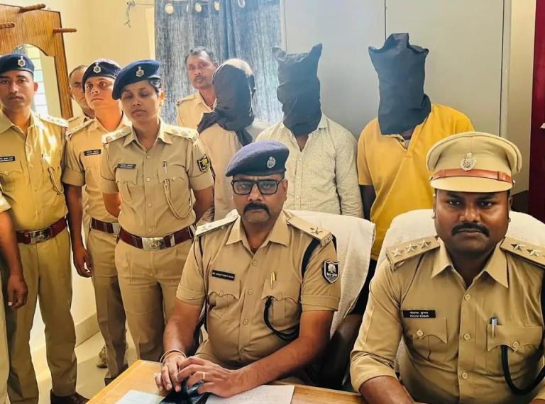 बक्सर पुलिस ने बैंक लुटेरों के गिरोह का भंडाफोड़ किया
