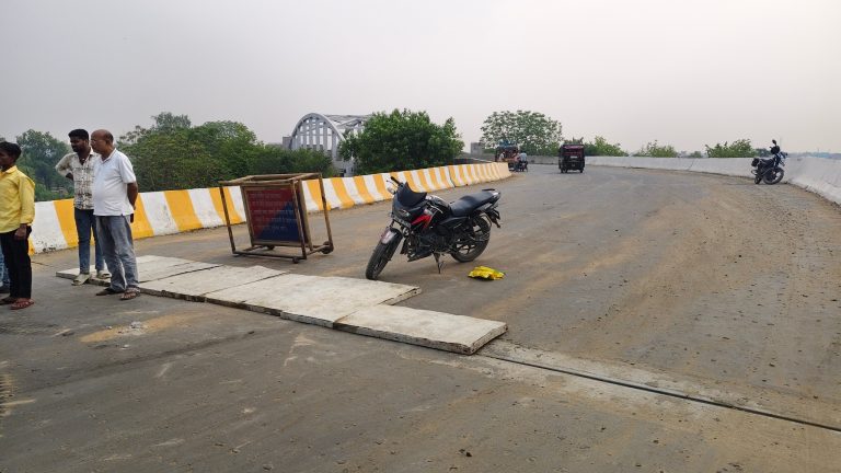 चौसा के बाद इटाढ़ी रेलवे ओवरब्रिज भी धंसा