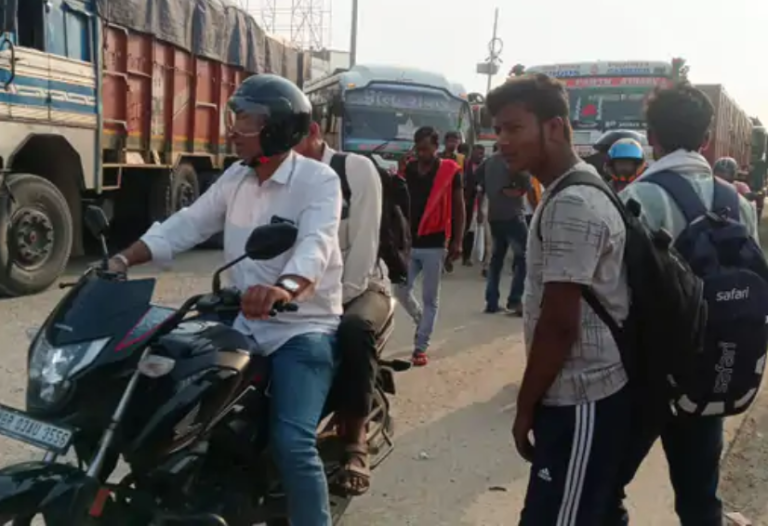 यातायात व्यवस्था फिर चरमराईः वीर कुंवर सिंह सेतु पर लगा महाजाम