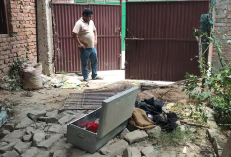 एक ही रात दो मकानों में सेंधमारी