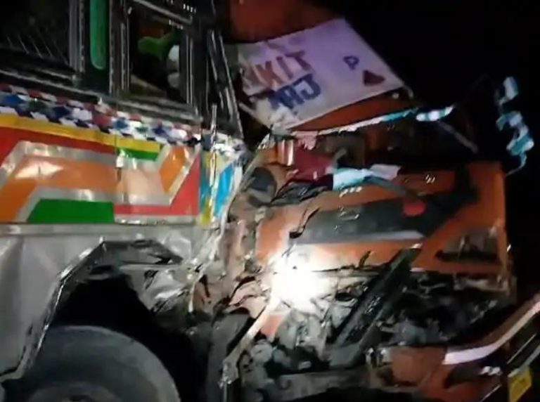दो ट्रकों की आमने-सामने की टक्करः मिनी ट्रक ड्राइवर की मौत