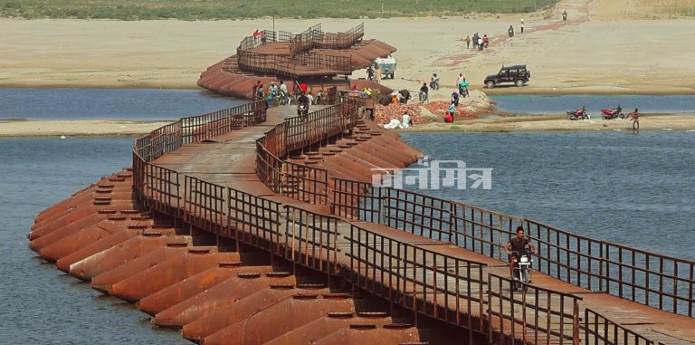 नैनीजोर में पीपा पुल हटा, लोगों की मुश्किलें बढ़ी