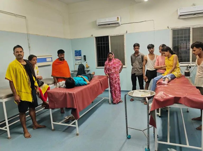 उत्पाद विभाग की गाड़ी ने तीन किशोरियों को मारी टक्कर