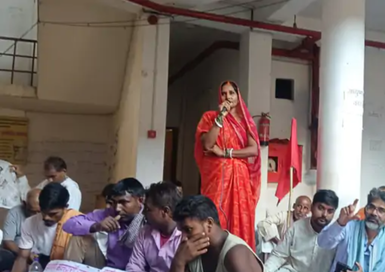 डुमरांव में चौबीस घंटे का सामूहिक अनशन समाप्त